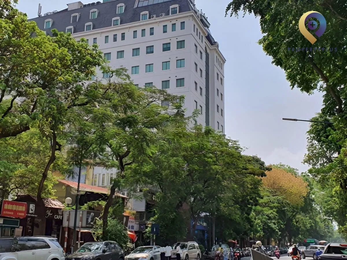 Toàn cảnh tòa nhà Capital Building 72 Trần Hưng Đạo nhìn từ đường phố.